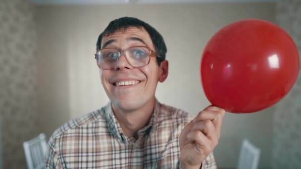Munter nørd med en rød ballon – Stock-video