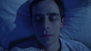 Uyuyan adam gözlerini açar.