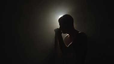 Boksör eğitiminde. Gölgeli bir dövüş