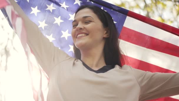 Щаслива жінка з прапором США — стокове відео
