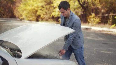 Arabanın kaputunun altından duman çıkıyor.