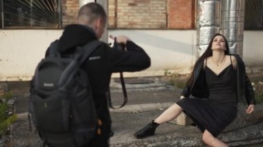 Fotoğrafçı, fabrikadaki modelin fotoğraflarını çekiyor.