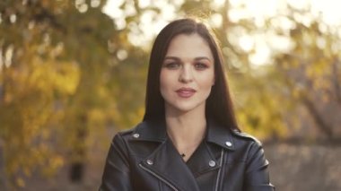 Doğada poz veren bir kadının portresi