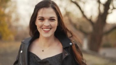 Neşeli duygusal kadın koşar, güler ve aşkla bakar.