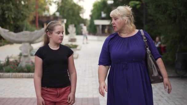 Dikke vrouw met dochter wandelen in de stad — Stockvideo