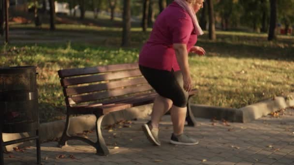 Υπερβολική γυναίκα που ξεκουράζεται μετά από τρέξιμο — Αρχείο Βίντεο