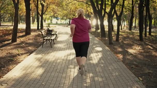 Donna grassa che corre sulla natura — Video Stock