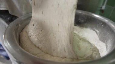 Ekmek hamuru yapma işlemi. Ekşi hamurla unu karıştırmak