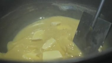 Bir kazanda eriyen tereyağı parçaları.