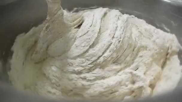 Mieszanie ciasta w maszynie do ugniatania — Wideo stockowe