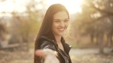 Genç bir kadın gülümser ve ona seslenir.