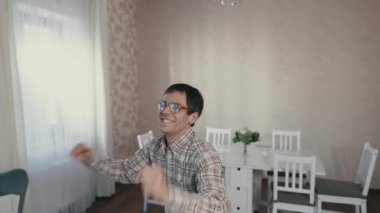 Gözlüklü komik dansçı.