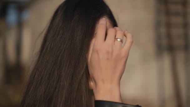 Jonge vrouw straalt haar haar — Stockvideo