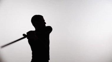 Beyaz arka planda kılıçlı bir savaşçı alıştırması.