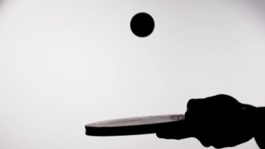 Masa tenisi raketinde zıplayan top.