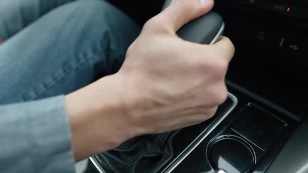 Man shifting an automatic transmission — Stock videók