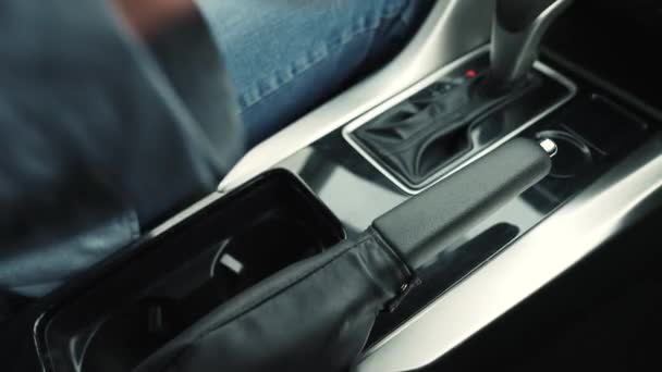 Parkovací ruční brzda v autě — Stock video