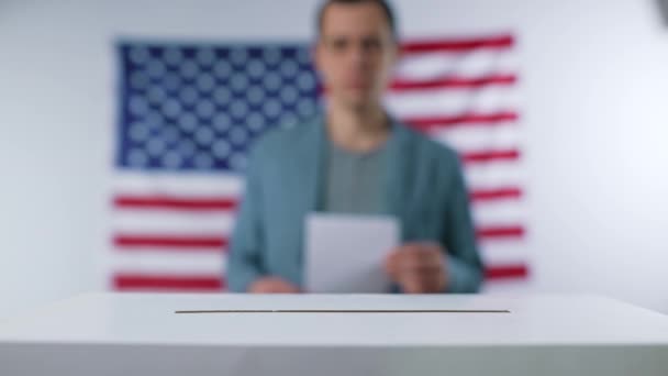 男子扔进投票箱投票 — 图库视频影像
