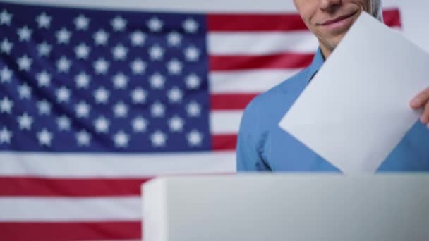 男子在总统选举中投票 — 图库视频影像