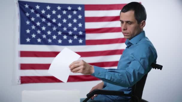 Homme en fauteuil roulant votant à une élection — Video
