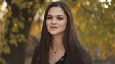 doğa üzerinde gülümseyen bir kadın portresi