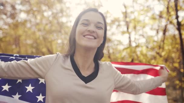 Vrouw met vlag van Amerika — Stockvideo