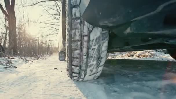 Autoreifen auf winterlicher Straße — Stockvideo