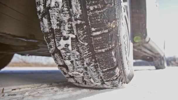 Αυτοκίνητο ελαστικών στο δρόμο χειμώνα — Αρχείο Βίντεο