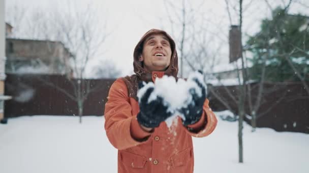 Glücklicher Mann, der Schnee hochwirft — Stockvideo