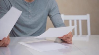 Adam araştırıyor ve belgeleri imzalıyor