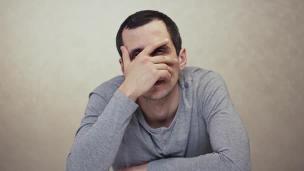 Retrato de un hombre haciendo un facepalm — Vídeos de Stock