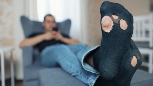 Man with holey socks at home — Stock Video