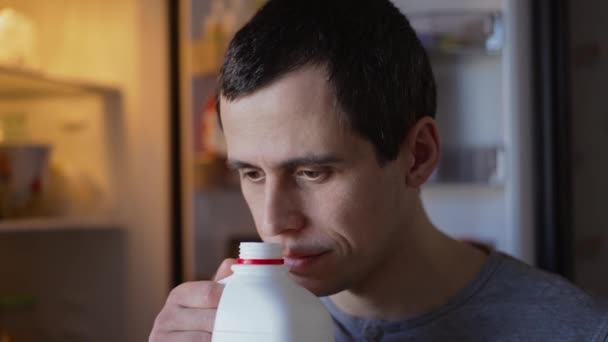 Чоловік нюхає кисле молоко і похмілля — стокове відео