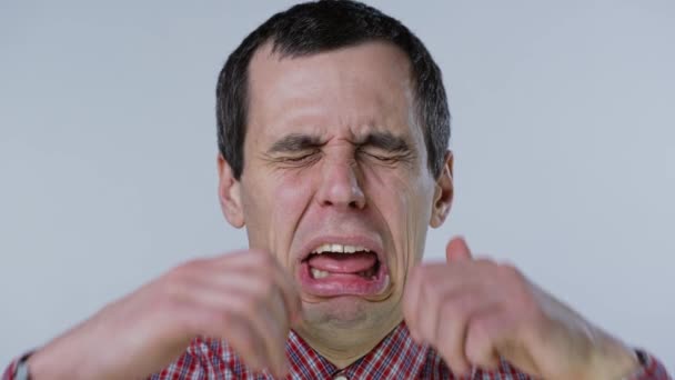 Egy férfi úgy sír, mint egy gyerek. — Stock videók