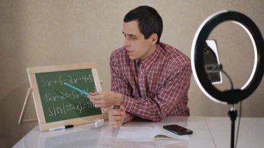 Evde internet üzerinden öğretmenlik dersi, kişisel çalışma ve e-öğrenme yeni normal kavram