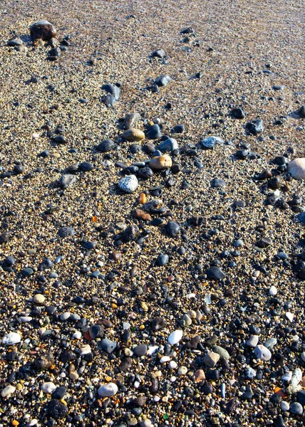 Sahilde kayalar ve su