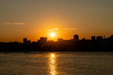 Büyük şehrin dışında güneş batıyor.