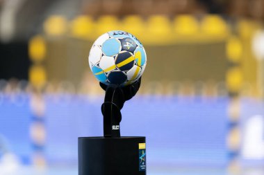 Futbol topu maçın başlamasını bekliyor.