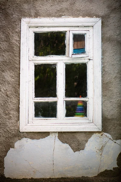 Stare Białe Okno Starym Domu — Zdjęcie stockowe