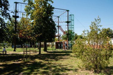 Çocuk halatı tırmanma parkı. Çocuk eğlence parkı. Tırmanış parkı.