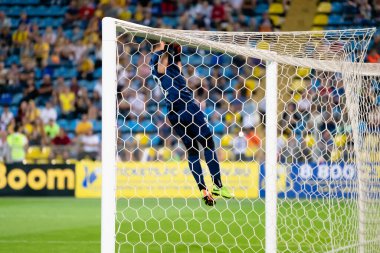 Futbol maçı. 2021 sonbaharında. - Rusya. Kaleci maçtan önce ısınıyor. Kaleci kalesine tutundu..