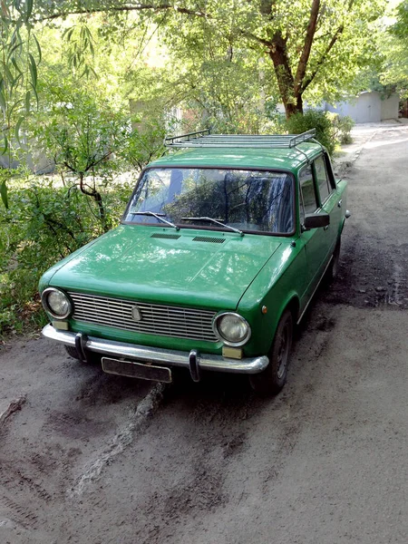 Carro retro direto da União Soviética. O lendário Zhiguli como uma máquina do tempo no passado. — Fotografia de Stock