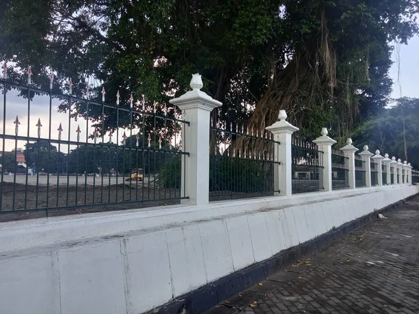 Tall Palace Fence Structure — Stock Photo, Image