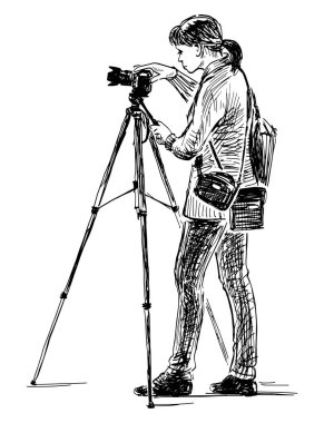 Dışarıda fotoğraf çeken kameralı genç bir kadın fotoğrafçının çizimi.