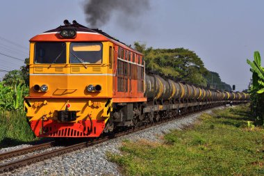 Tayland 'daki demiryolunda dizel lokomotifle tanker-yük treni.
