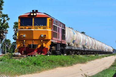 Tayland 'daki demiryolunda dizel lokomotifle tanker-yük treni.