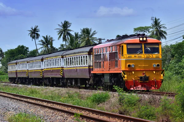 Personenzug Mit Diesellok Auf Der Bahnstrecke Thailand — Stockfoto