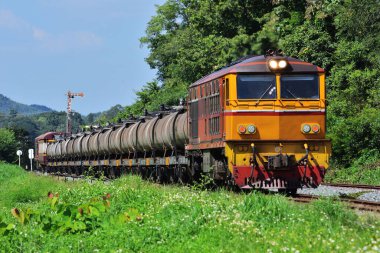 Tayland 'daki yamaçta dizel lokomotifle tanker-yük treni.