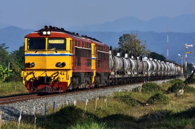 Tayland 'daki yamaçta dizel lokomotifle tanker-yük treni