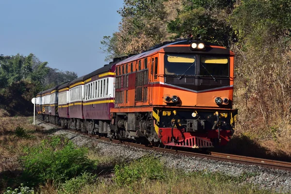 Personenzug Mit Diesellok Auf Der Nordbahn Thailand — Stockfoto